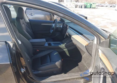 2022 Tesla Model 3 Rear-Wheel Drive z USA, uszkodzony, nr VIN 5YJ3E1EA7NF353317